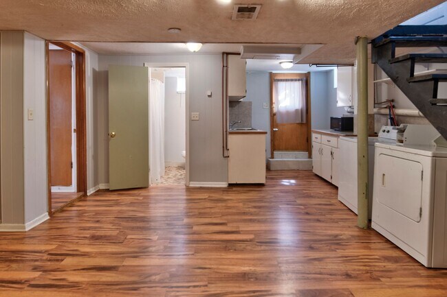 Building Photo - 563 S 35th St