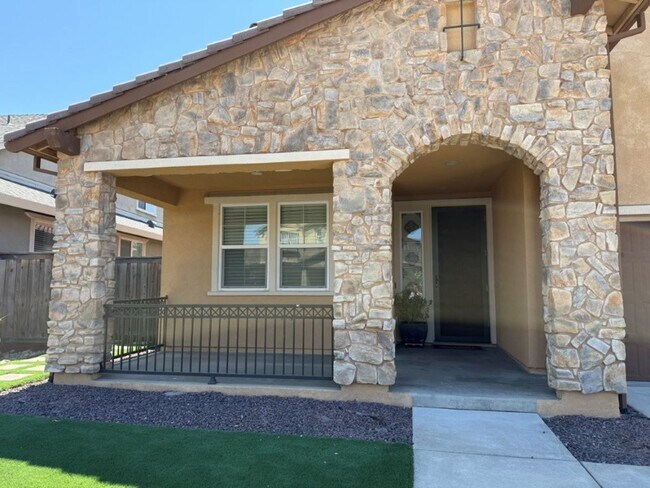 Building Photo - Newer Modern 4 Bedroom 3.5 Bath w/ Bedroom...