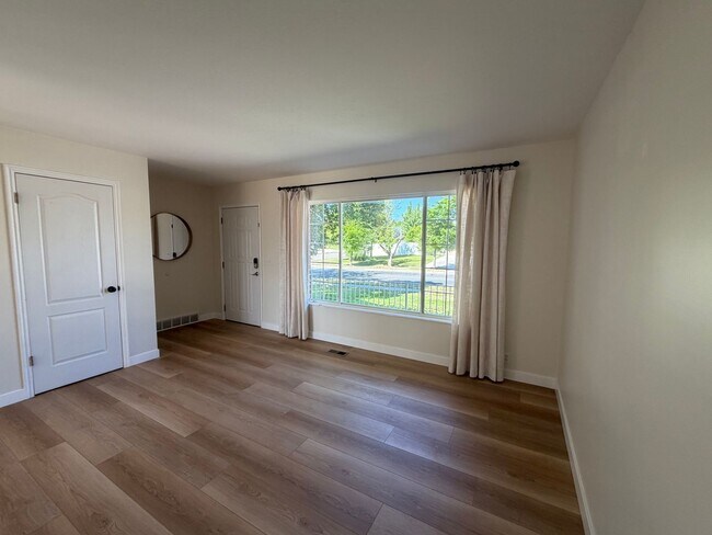 Building Photo - GORGEOUS SPACOUS HOMESTEAD!!!