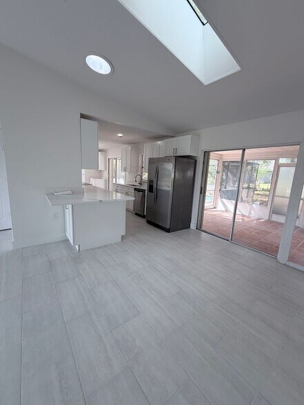 Building Photo - SECTION 8!!! 3/2 pool home with 2 BONUS ROOMS AVAILABLE 09/01/2026