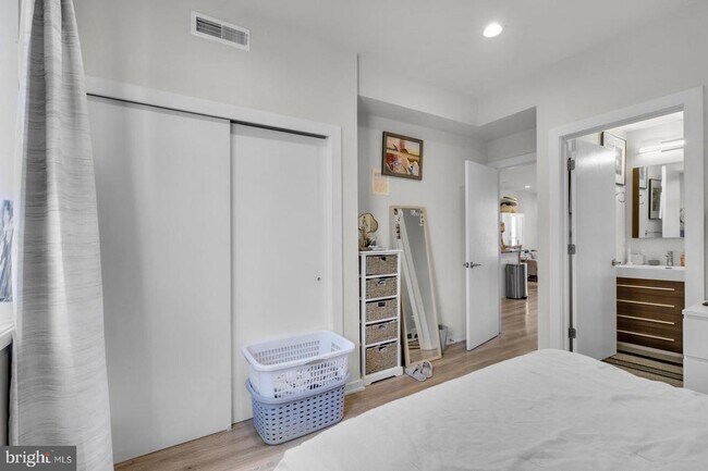 Building Photo - 381 Martin St
