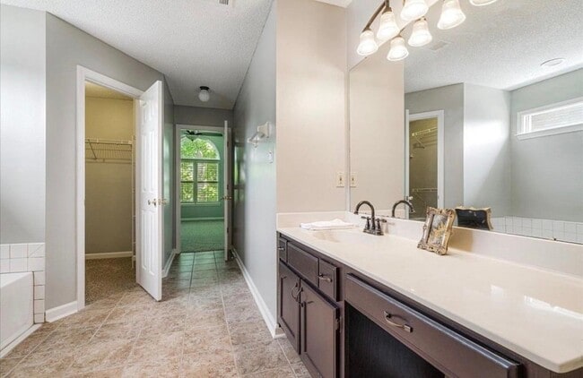 Building Photo - 772 Breeze Way