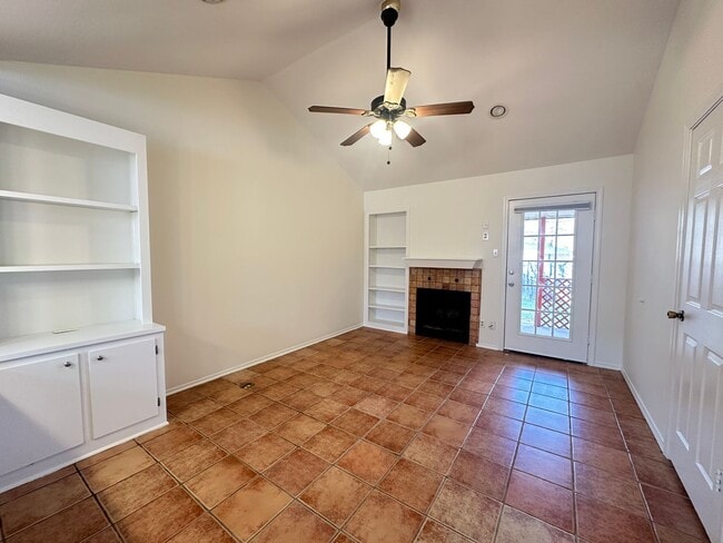 Building Photo - Cozy Townhome close to Mansfield Road....