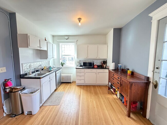 Building Photo - Beautiful 4 Bedroom/2 Bathroom Second Floor Apartment in East Duluth Mansion with Utilities Inclu...