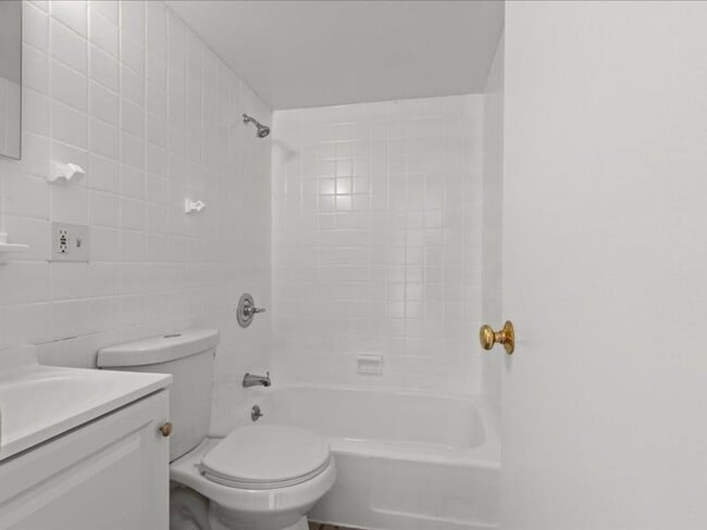 Building Photo - NICE 1 BEDROOM IN BRIGHTON ~ STAINLESS STEEL APPLIANCES, RECESSED LIGHTING
