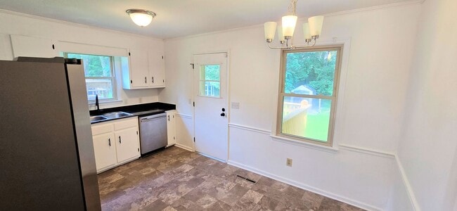 Building Photo - Cutest move-in ready brick ranch in Pfafft...