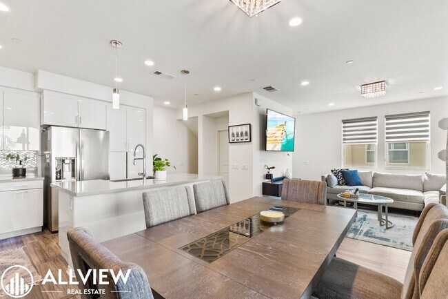 Building Photo - Bright & Upgraded 2 bedroom Anaheim Townhome in Prime Location!