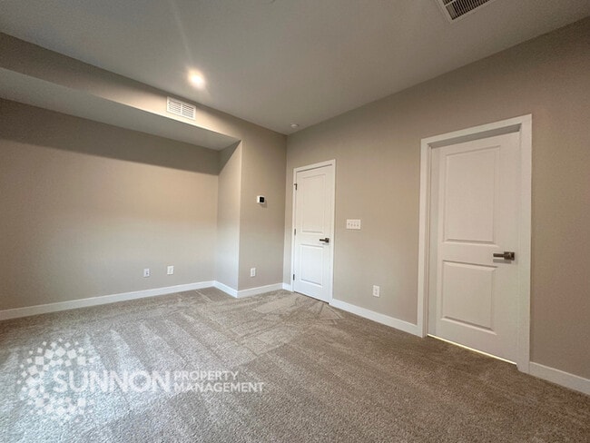 Building Photo - 3BR Townhome with Rooftop Deck in LoSo