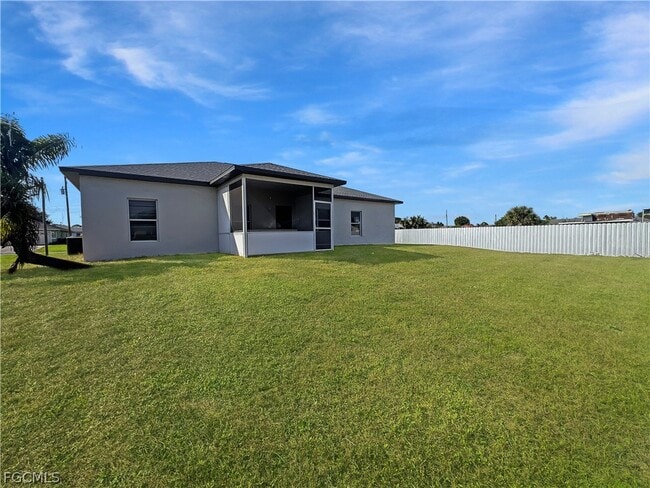 Building Photo - 906 Alfreda Ave