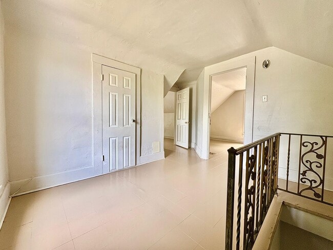 Building Photo - 127 Elm St