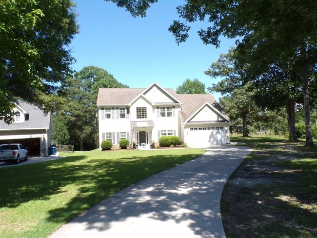 Building Photo - 4 Bedroom 2.5 Bathroom located in Old Mill...