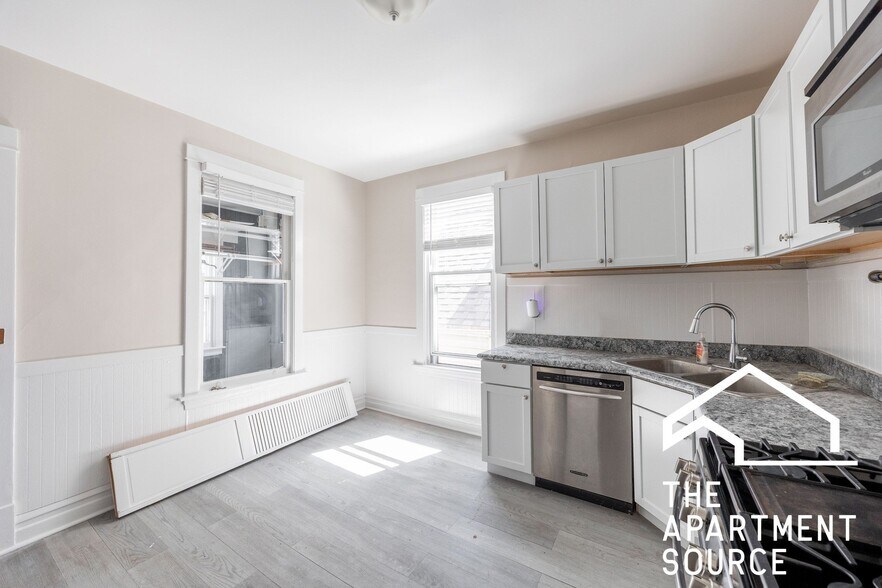 Building Photo - 3310 W Berteau Ave