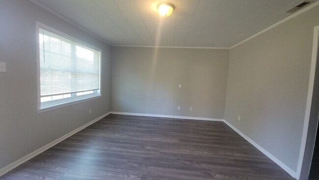Building Photo - " 2-Bedroom Retreat in Huntsville – Cozy 803 Sq Ft Haven on Foster Ave!"