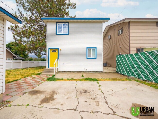 Building Photo - South Hill Gem! Spacious 3 Bedroom Home with Garage