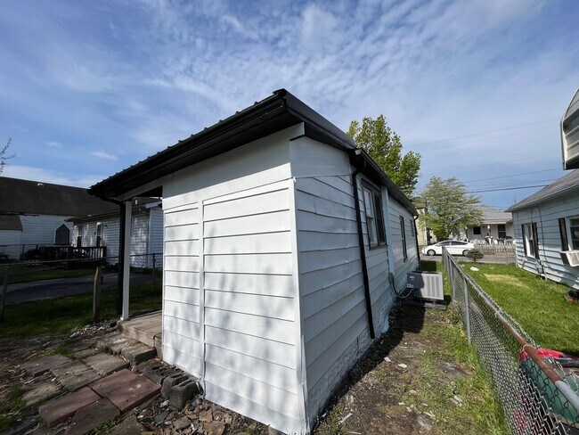Building Photo - Quaint 2 Bedroom in Shelbyville!