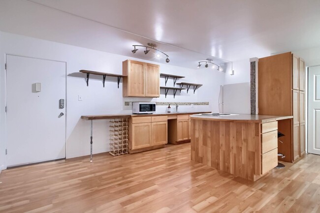 Building Photo - Large Condo in Cap Hill Area!