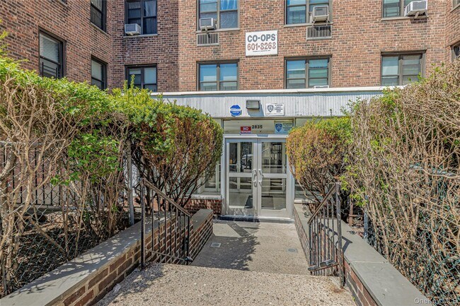 Building Photo - 2835 Webb Ave