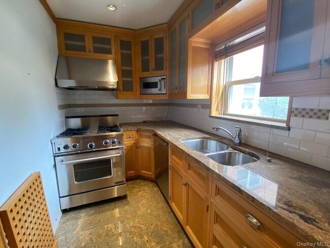 Building Photo - 330 Broadway