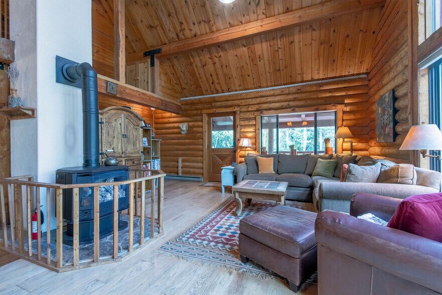 Building Photo - 7204 Pine Tree Rd