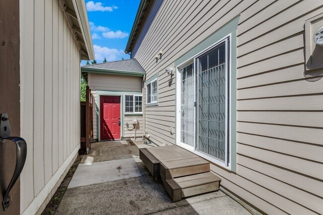 Building Photo - Must see! Spacious 3bd 2bath Ready for Imm...