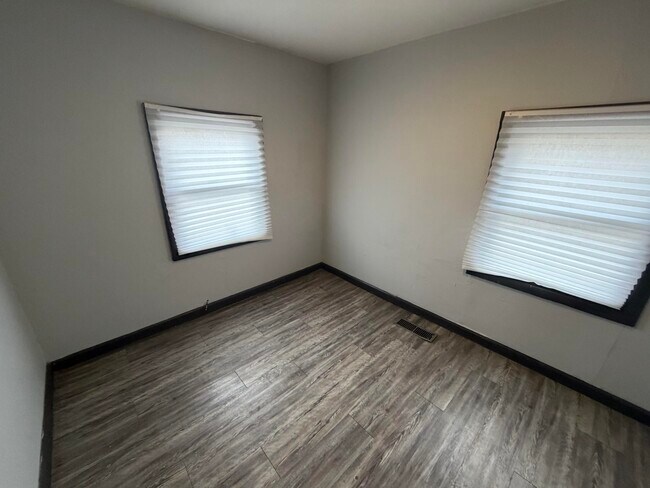 Building Photo - 18 Collett-S