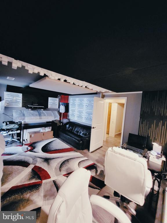 Building Photo - 9364 Neil Rd