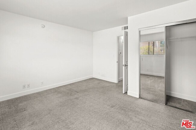 Building Photo - 10982 Roebling Ave