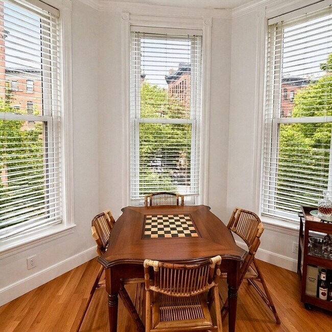Building Photo - 341 Beacon St