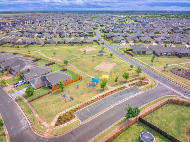 Building Photo - Charming Home in Edmond + Edmond Schools