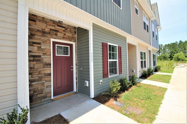 Building Photo - 2 BR/ 2.5 Bath Townhome located in The Tow...