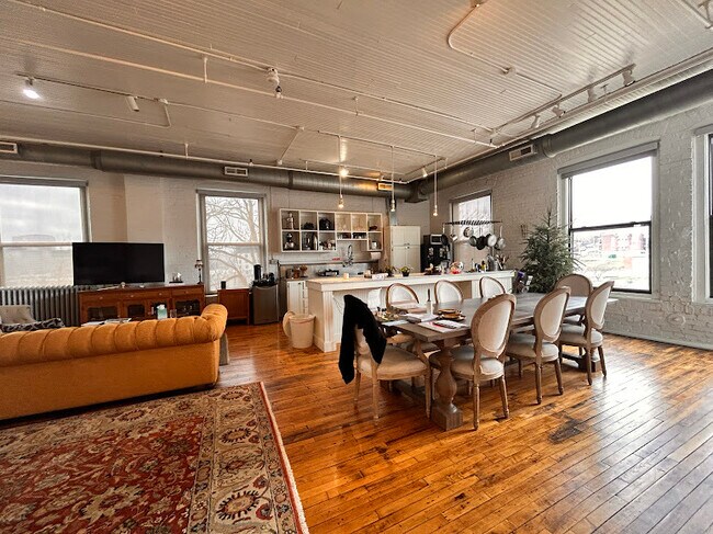 Building Photo - 1800 Central St