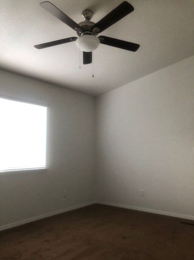 Building Photo - 3 Bed-2 Bath Quaint Single Story Home in Lakeside.