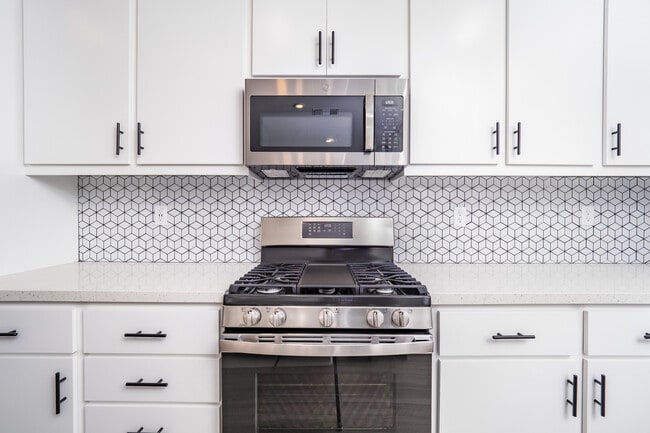 Building Photo - 9037 Summit Ln