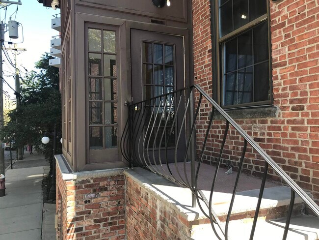 Building Photo - 1015 Grand St