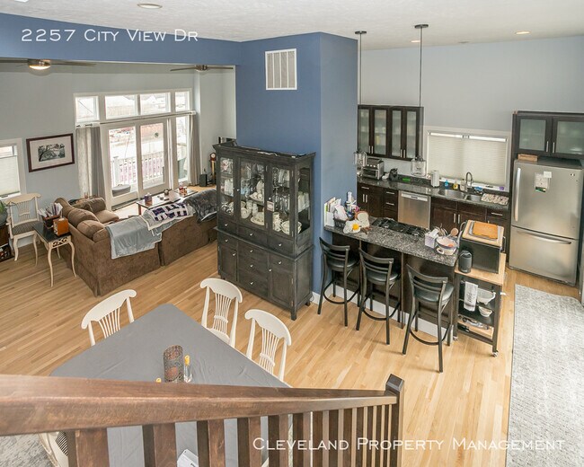 Building Photo - Stylish Tremont Townhome!