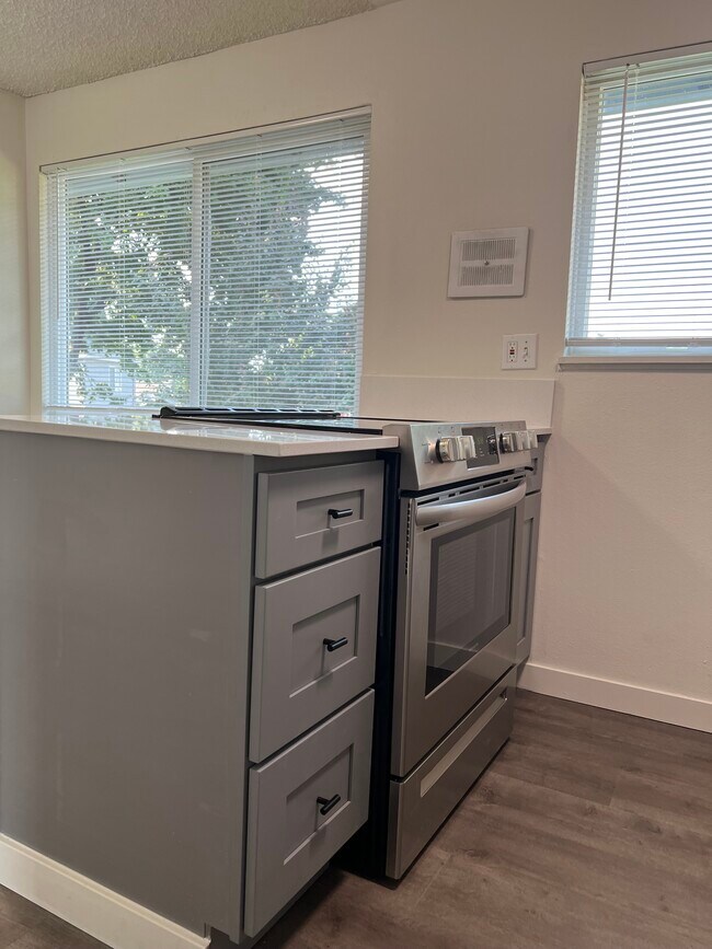 Building Photo - 6839-6849 N Fessenden St