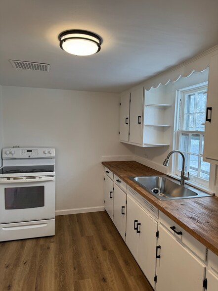 Building Photo - 204 Feltz St