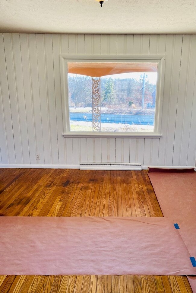 Building Photo - 4 bed/2 bath, half acre lot, 100 yards fro...