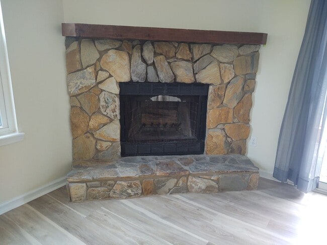 Building Photo - Charming 2 bedroom with enormous backyard.