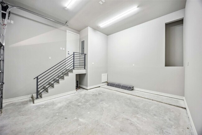 Building Photo - 1113 W 21st St