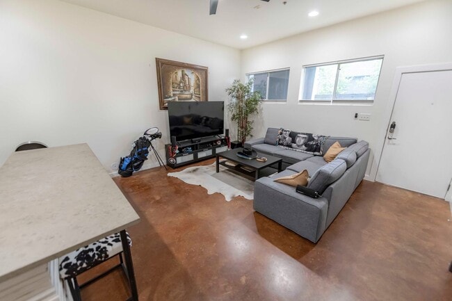 Building Photo - Modern Living in East Austin – Prime Locat...