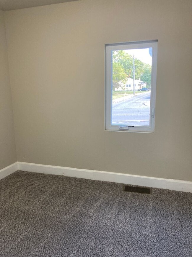 Building Photo - 1 Bedroom Fully Remodeled