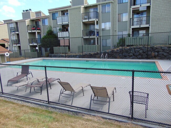 Building Photo - Beautifully Updated 2 Bedroom/2 Bath Renton Condo!