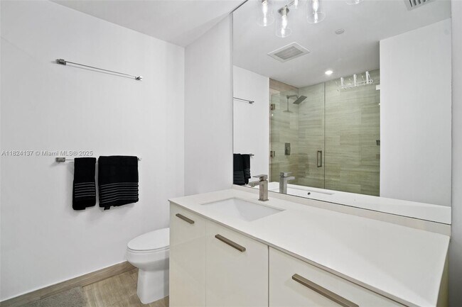 Building Photo - 1300 Brickell Bay Dr