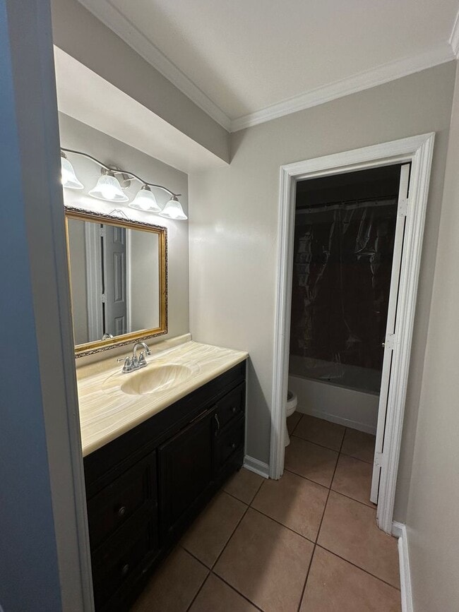 Building Photo - 2 bedroom/2 Bath Condo