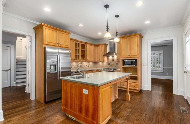 Building Photo - 656 Yorkshire Rd NE