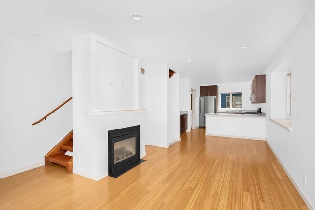 Building Photo - Stunning Townhome in the heart of Columbia...