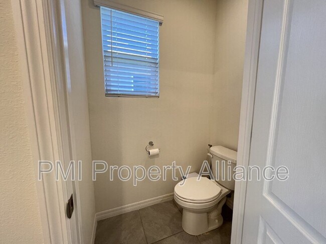 Building Photo - 617 Autumn Breeze St