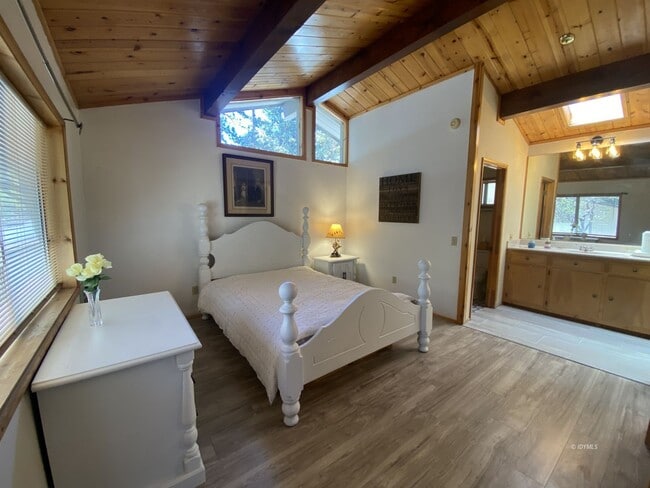 Building Photo - Seasonal Rental