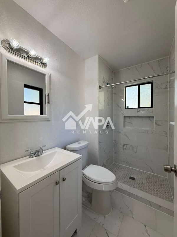 Building Photo - 302 Kingsman St